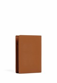 Portefeuille en cuir marron avec une finition texturée, design plié en deux, plusieurs emplacements pour cartes et une forme minimaliste. Pas de matériels ou d'accents visibles.
