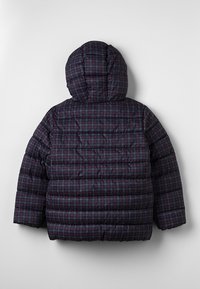 Giacca a vento imbottita di un blu scuro con motivo a quadri, dotata di cappuccio, texture trapuntata e una vestibilità ampia e rilassata.