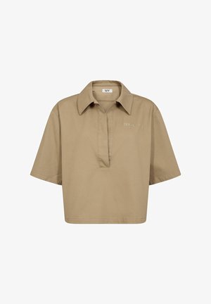 Koszula z krótkim rękawem, z kołnierzykiem, w kolorze khaki, wykonana z bawełny. Posiada pół-zapięcie oraz subtelnie wyszywane logo marki na piersi.
