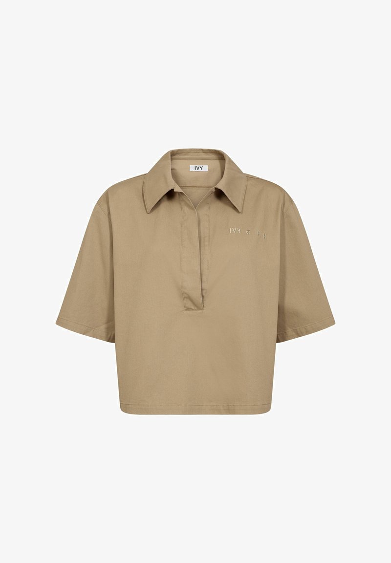 Korte mouw, geknoopte shirt van khaki katoen. Bevat een half-placket opening en een subtiel geborduurd merklogo op de borst.