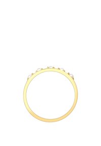 Guldring med en glat ring med fem små hvide perler sat langs den øverste kant, der viser en poleret finish og rund form.
