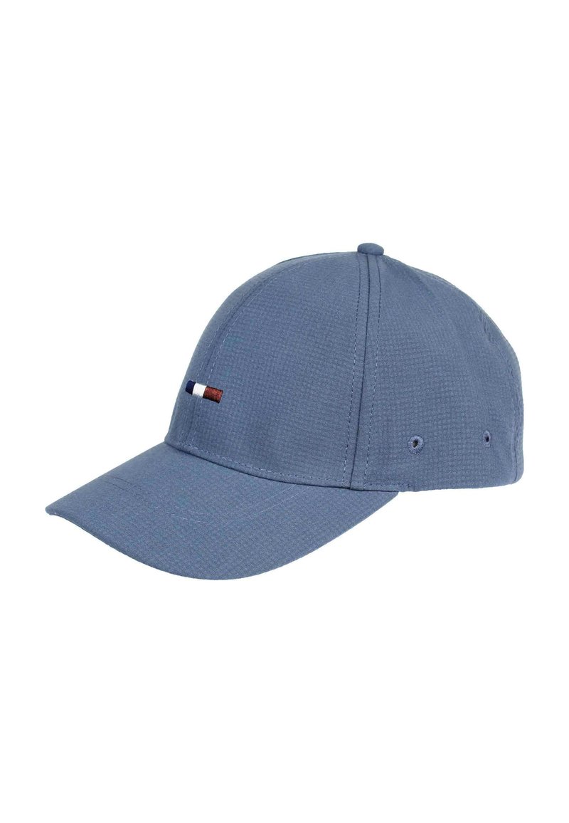 Cappellino da baseball in cotone blu con una superficie testurizzata, visiera curva e piccolo dettaglio a strisce rosse, bianche e blu ricamato sul davanti.