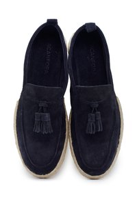 Granatowe zamszowe buty slip-on z podwójnymi frędzlami i jutową podeszwą. Okrągły nosek i strukturalne wykończenie. Widoczne znakowanie wewnętrzne.