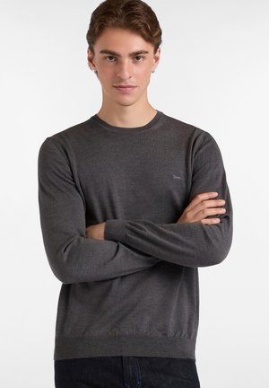 Mørkegrå langærmet sweater med rund halsudskæring, ribbede manchetter og kant. Diskret logo på brystet; glat, fint strikket tekstur.