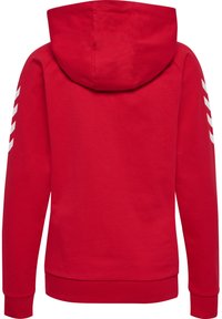 Sweat à capuche rouge avec une capuche, des poignets côtelés et un ourlet. Présente des rayures blanches en diagonale sur les deux manches. Fabriqué dans un tissu doux et lisse.