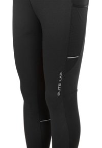 Sorte sportsleggings med en tætsiddende pasform, netlomme på siden og reflekterende detaljer. Materialet fremstår glat med stræk.