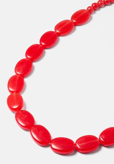 Κόκκινο κολιέ με οβάλ και στρογγυλά χάντρες, ομαλή υφή, αδιαφανές φινίρισμα, με σταδιακή μετάβαση μεγέθους από μεγάλο σε μικρό.