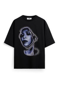 Μαύρο T-shirt με καλλιτεχνικό μπλε και μωβ τύπωμα προσώπου και λαιμού γυναίκας με εφέ κουκκίδων και ψηφιδωτό.