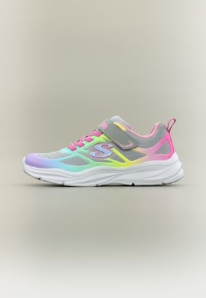 Zapatilla deportiva con parte superior de malla gris, acentos multicolores en rosa, amarillo y azul claro, con suela acolchada blanca y cierre de velcro.