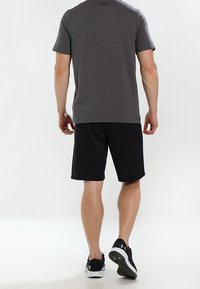 Under Armour Pantalón corto de deporte - black