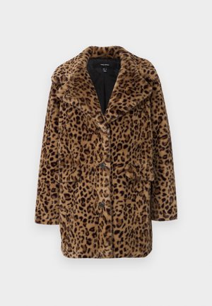 Sztuczny futrzany płaszcz w panterkę z kołnierzem w stylu lapel, trzema guzikami z przodu oraz dwiema bocznymi kieszeniami. Miękka faktura w odcieniach brązu i czerni.