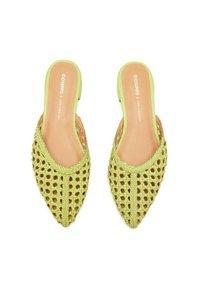 Mules tissés verts à enfiler avec un bout pointu, présentant un design respirant et des semelles intérieures lisses couleur beige clair.