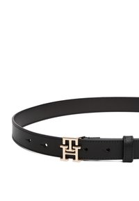 Cintura in pelle nera dal design elegante, con fibbia logo in tonalità oro e multipli fori per una regolazione ottimale della misura. Texture liscia.