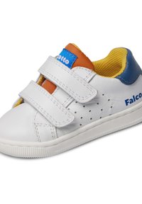 Scarpa bianca in pelle con cinturini in Velcro, foderata in tessuto giallo, accentata di blu sul tallone e con piccole perforazioni ai lati. Marca: Falco.