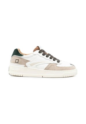 Sneaker basso in pelle bianca e beige con lacci scuri, toppa verde sul tallone e suola bianca spessa.