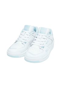 Hvite sneakers med lyseblå detaljer, laget av glatt lær, med polstret tunge, perforert tåområdet og flate lisser.