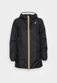 Schwarze wasserdichte Jacke mit Kapuze, ausgestattet mit einem vorderen Reißverschluss in Gelb und Weiß sowie einem Logo auf der linken Brustseite. Glatte Textur.