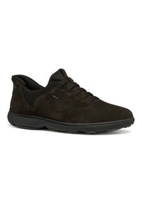 Scarpe atletiche in suede marrone scuro con dettagli in mesh nero, punta rotonda e suola piatta in gomma. Presentano chiusura con lacci e minimal branding.