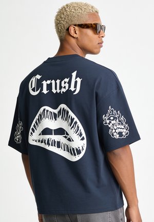 Mira Paris, TATTOO CRUSH OVERSIZED BOXY TEE 26 UNISEX - T-Shirt print - french navy