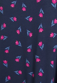 Tecido azul-escuro com um padrão repetido de flores cor-de-rosa e azul claro, apresentando caules e folhas verdes, textura suave e material leve.