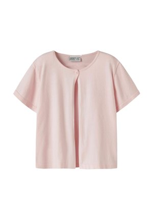 Lyserød cardigan med korte ærmer, rund halsudskæring og enkelt knaplukning øverst.