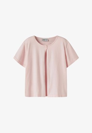Cardigan à manches courtes rose clair avec un col rond et une fermeture par un seul bouton en haut.