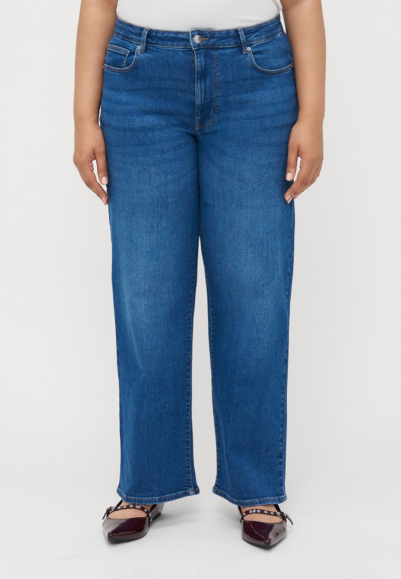 Platums kāju zili džinsi, izgatavoti no denima, ar klasisku piecu kabatu dizainu, jostu cilpām un pogu aizdari jostasvietā.