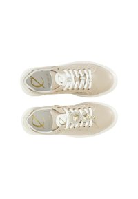 Sneaker in pelle beige con lacci bianchi, dotate di strass decorativi sulla linguetta e suola in gomma bianca. Inclusi dettagli con logo dorato.