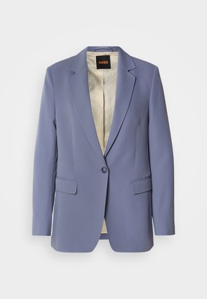 Lichtblauwe blazer met ingesneden revers, enkele knoopsluiting en twee zakken aan de voorkant; gevoerd met een crèmekleurige stof met een subtiel patroon.