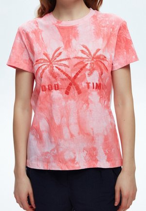 Różowa koszulka z krótkim rękawem w stylu tie-dye z grafiką palm i tekstem "GOOD TIMI" w czerwonej, fakturowanej haftowanej formie, okrągłym dekoltem i luźnym krojem.
