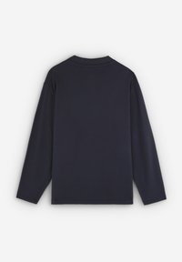 Cămașă din bumbac albastru marin cu mâneci lungi, guler rotund și margine dreaptă, având un material texturat și mâneci incorporate.