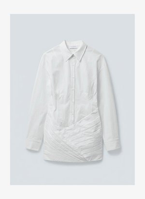 Balta garām piedurknēm pogām aiztaisāma krekla ar asu apkakli un diagonāli plīsuma detaļām apakšējā priekšējā daļā.