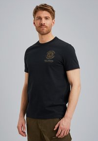 Zwarte katoenen T-shirt met korte mouwen, ronde halslijn en gouden grafische print op de borst met de tekst "PME Legend".