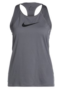 Šedý pánský nátělník Nike Dri-FIT s designem s překříženými ramínky, lehkým materiálem, jemnou strukturou a černým logem swoosh na přední straně.