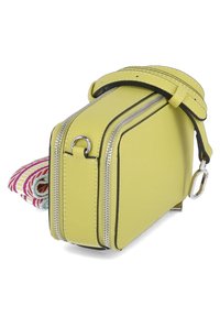 Geel lederen tas met zilveren ritssluiting, rechthoekige vorm en afneembare gestreepte schouderband in rood, blauw en wit. Voorzien van een metalen ring.