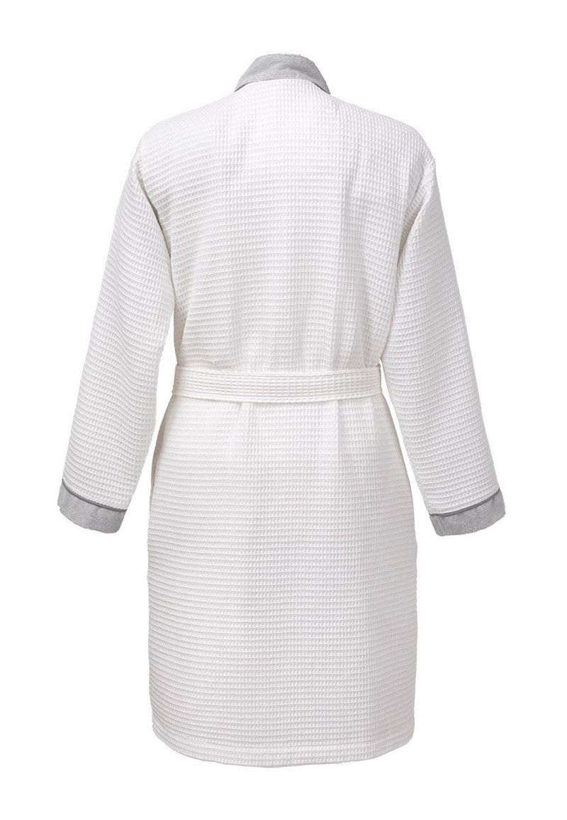 Waffelstrukturiertes weißes Bademantel mit grauem Kragen und Manschetten, lange Ärmel und ein Taillengurt für einen sicheren Verschluss.
