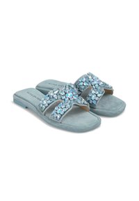 Sandali a scivolo in suede blu chiaro con decorazioni in cristallo, dotati di una suola piatta e di cinturini incrociati decorativi adornati con varie gemme.