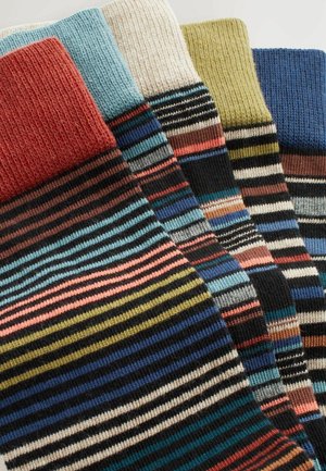 Mehrfarbige gestreifte Socken in verschiedenen Farbtönen, mit gerippten Bündchen und strukturiertem Stoff. Jede Socke hat auffällige horizontale Muster und Farben.