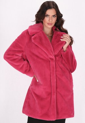 Cappotto in pelliccia sintetica di un vivace rosa con ampio colletto a rever, vestibilità over size e tasche laterali, caratterizzato da una superficie liscia e morbida.