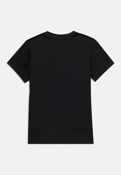 Μαύρο t-shirt με κοντά μανίκια και στρογγυλή λαιμόκοψη, εμφανίζεται από την πίσω πλευρά σε απλό λευκό φόντο.