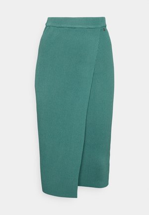 Gonna portafoglio in maglia coste color turchese con vita alta e orlo di media lunghezza, caratterizzata da un sottile dettaglio di sovrapposizione sul lato destro davanti.