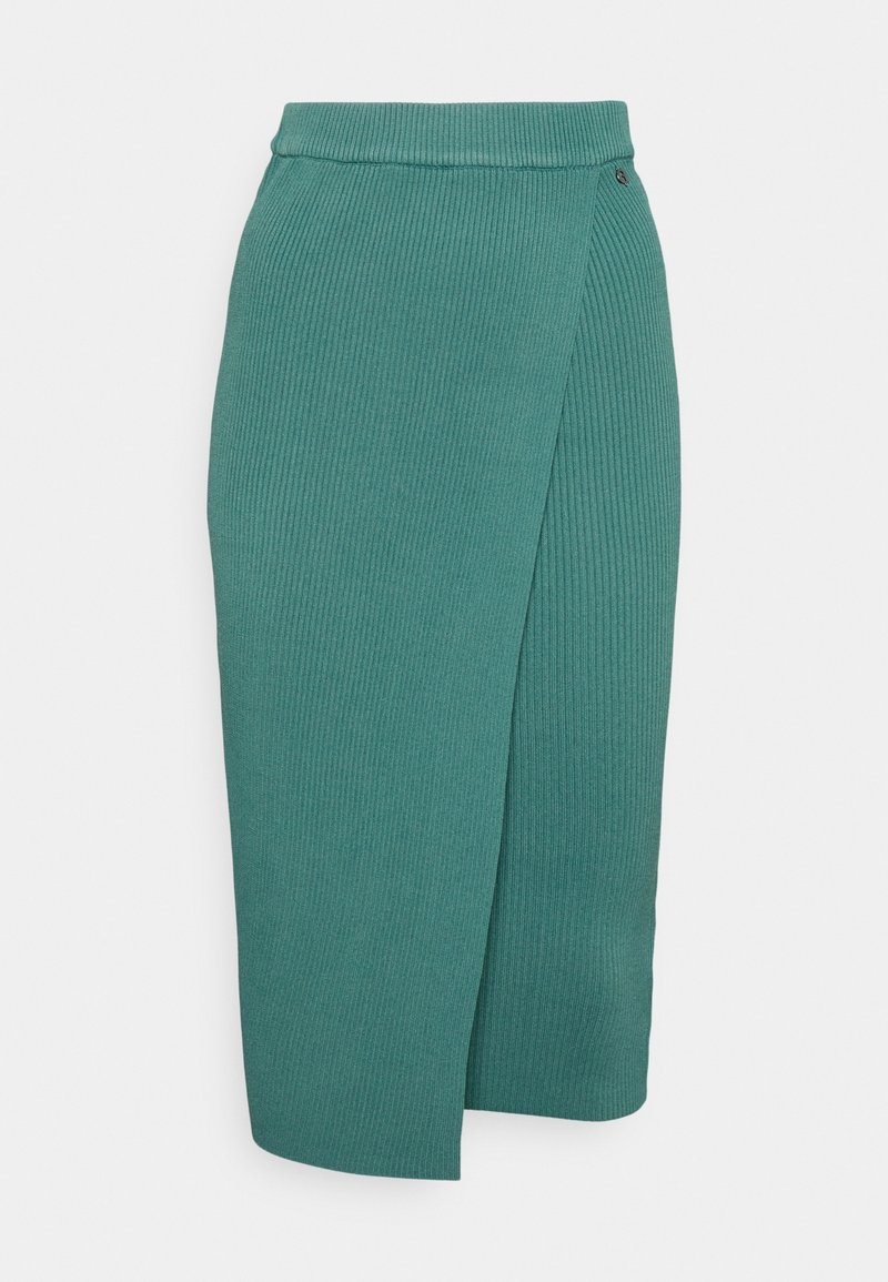 Jupe portefeuille en maille côtelée bleu sarcelle avec taille haute et ourlet mi-long, présentant un détail subtil de superposition sur le côté droit devant.