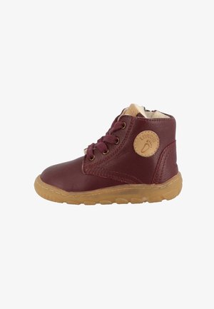 Bottine en cuir bordeaux pour enfant avec semelle en caoutchouc beige, laçage à l'avant et un patch circulaire beige avec un logo d'empreinte de pied sur le côté.