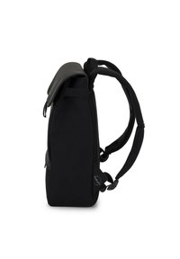 Czarny plecak o zorganizowanej konstrukcji, z gładkimi paskami i eleganckim przednim klapą. Teksturowany materiał i subtelne logo z boku.