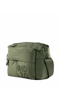 Sac matelassé vert olive avec fermeture éclair, doté d'une large bandoulière. "MD 20" est embossé à l'avant, ajoutant de la texture au design.