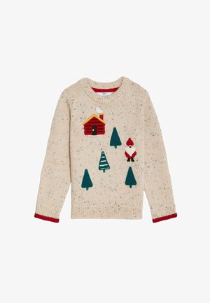 Beige strikket sweater med rød kant, der har en rød hytte, fem grønne fyrretræer og en lille julemand på forsiden.