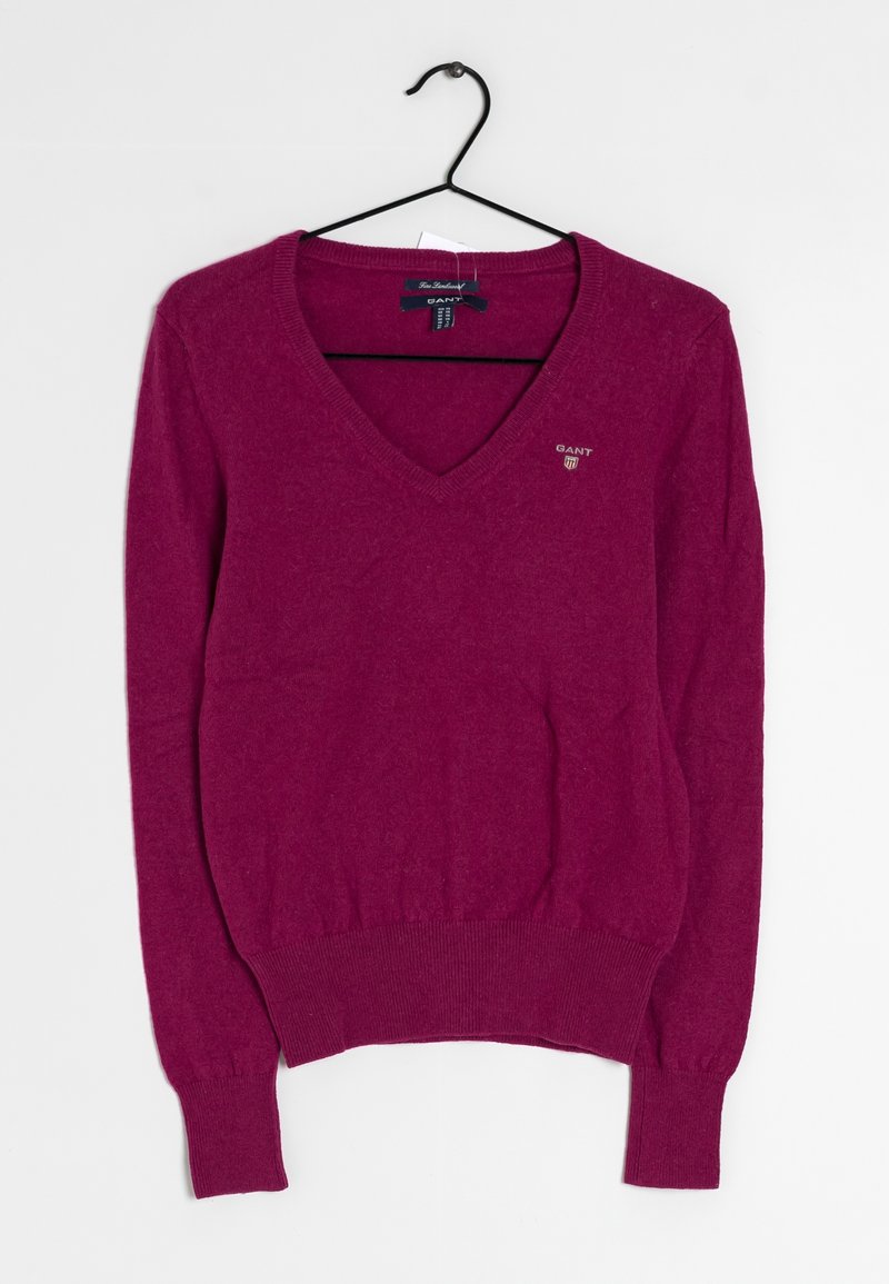 Pull bordeaux à manches longues avec col en V, poignets et taille côtelés, petit logo "GANT" sur la poitrine, suspendu à un cintre noir.