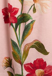 Κόκκινα και λευκά λουλούδια με πράσινα φύλλα ζωγραφισμένα σε ροζ ύφασμα, που δείχνουν λεπτομερή βοτανικό εικονογραφικό στυλ.