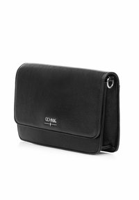 Czarna skórzana kopertówka o teksturowanym wykończeniu, z srebrnym logo marki i eleganckim zapięciem magnetycznym. Kompaktowy prostokątny kształt.