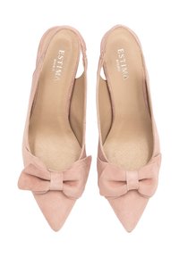 Jasnoróżowe zamszowe szpilki typu slingback z wydłużonym czubkiem i kokardką z przodu. Gładkie wnętrze z delikatną fakturą.
